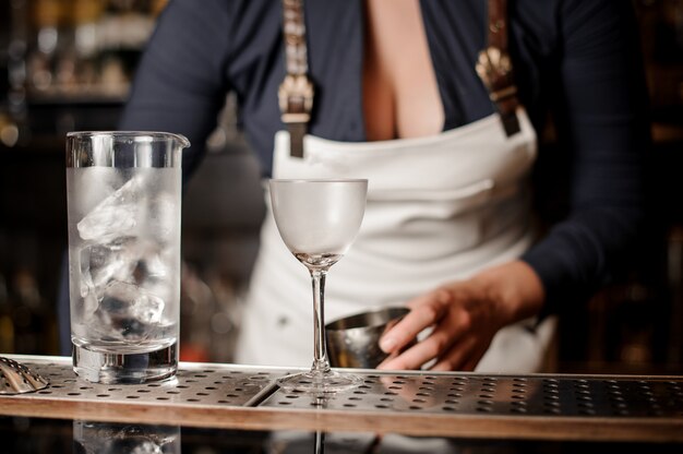 Barkeeper macht einen frischen Cocktail an der Bar