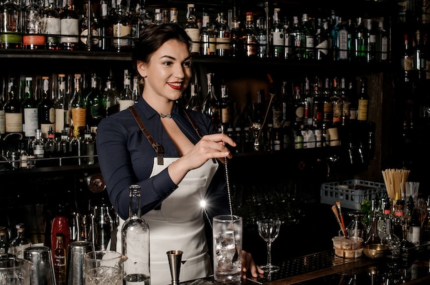 Barkeeper macht einen frischen Cocktail an der Bar