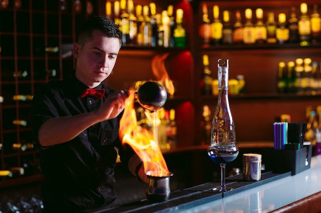 Barkeeper macht heißen Cocktail.