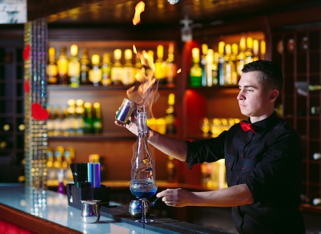 Barkeeper macht heißen Cocktail.