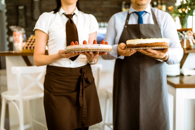 Foto barkeeper mit kuchen