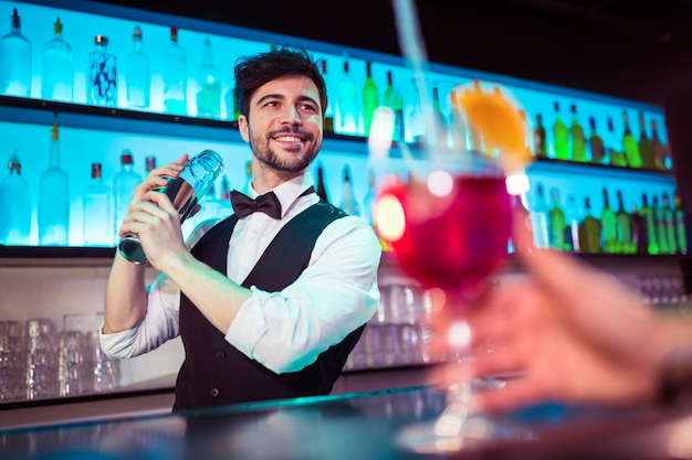 Barkeeper, preparando o coquetel para o cliente