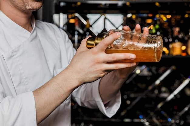 Barkeeper schüttelt einen Cocktail in einem Glasschüttler