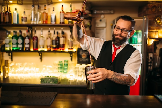 Barkeeper Show hinter der Theke im Restaurant