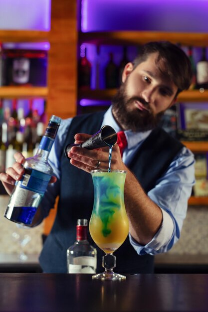 Barkeeper-Typ, der arbeitet, bereitet Cocktail-Fähigkeiten vor