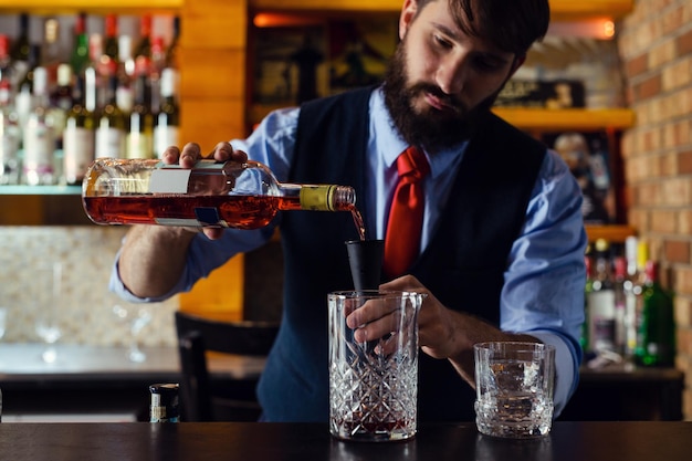 Barkeeper-Typ, der arbeitet, bereitet Cocktail-Fähigkeiten vor