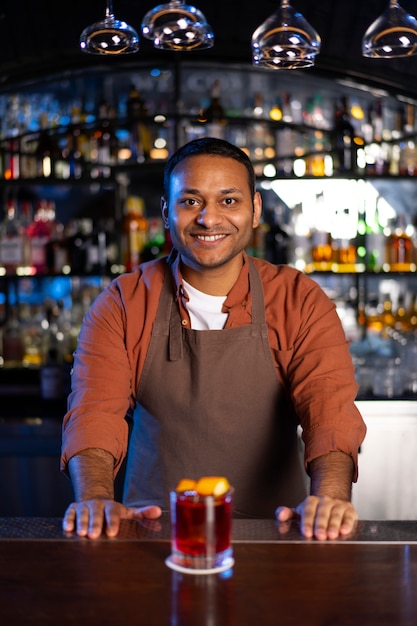 Foto barman a trabalhar numa boate.