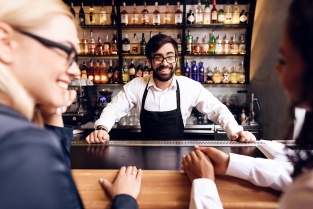 El barman con barba preparó un cóctel en el bar.