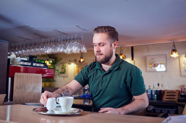 Barman barista fazendo coquetéis de café e chá no bar