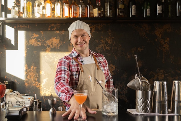 Barman bei der Arbeit, der Cocktailkonzepte über Service und Getränke zubereitet