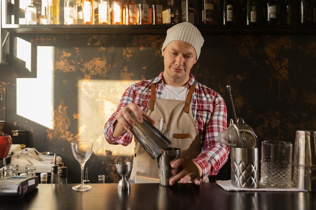 Barman bei der Arbeit, der Cocktailkonzepte über Service und Getränke zubereitet