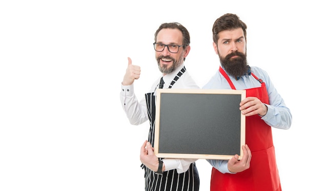 Barman com anúncio de quadro-negro Barman hipster mostra espaço de cópia de quadro-negro Contratando funcionários do restaurante Homens barbudos informando happy hours Homens barman barbudo de avental segura lousa em branco