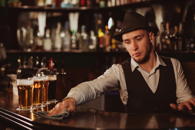 Barman com barba limpa balcão de bar em um pub