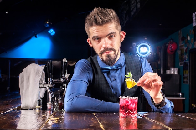 Barman crea un cóctel en la porterhouse