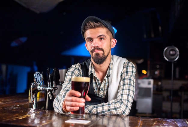 Barman cria um coquetel na cervejaria