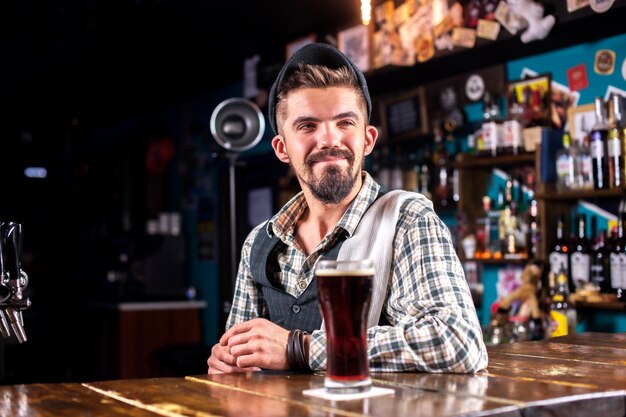 Barman cria um coquetel na taverna