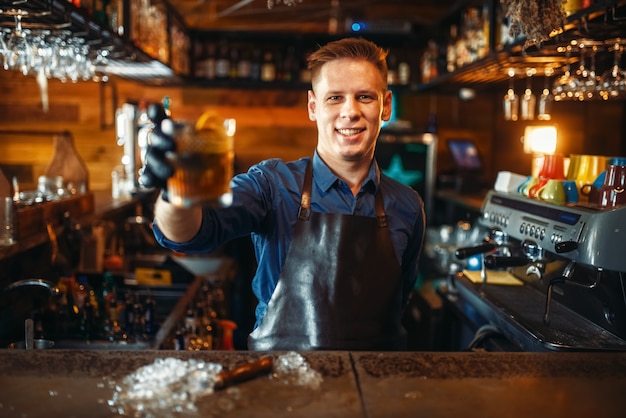 Barman degustando bebida no balcão do bar