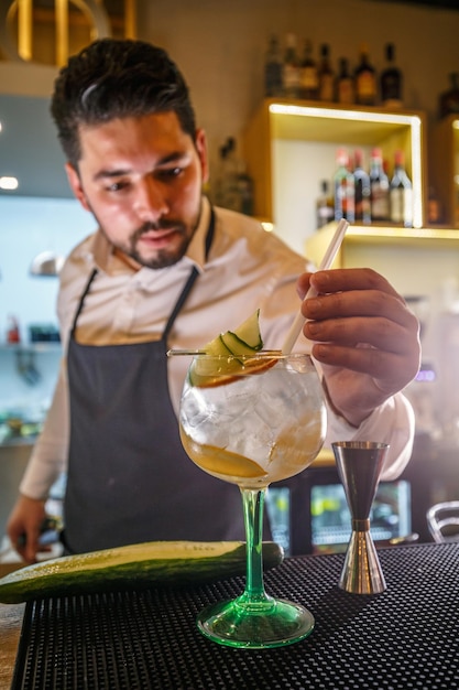 Barman está decorando coquetel