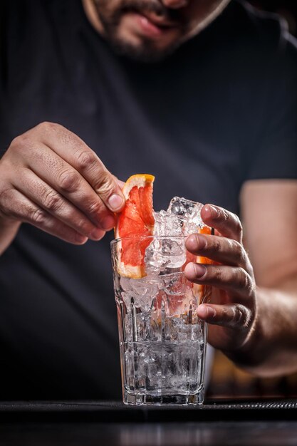 Barman está haciendo un cóctel