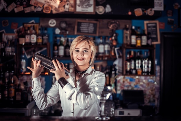 Barman experiente demonstra o processo de fazer um coquetel