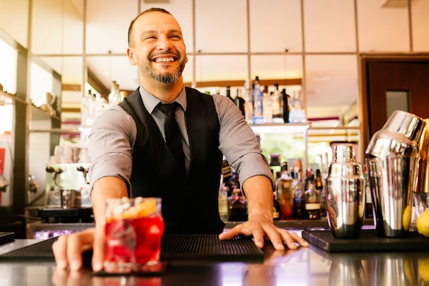 Barman experto está haciendo cócteles en el club nocturno
