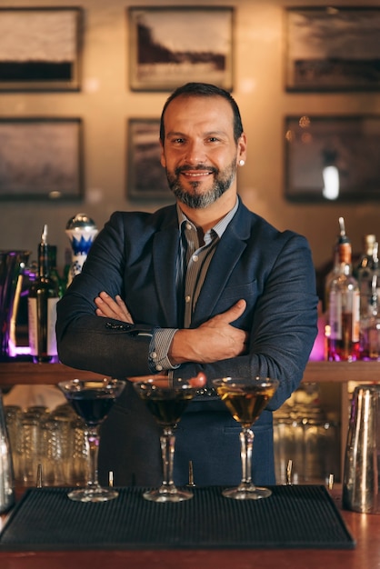 Barman experto está haciendo cócteles en el club nocturno.