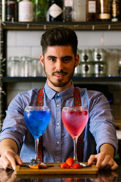 Barman experto está haciendo cócteles en la discoteca.