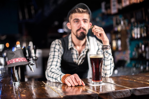 Barman faz um coquetel na cervejaria