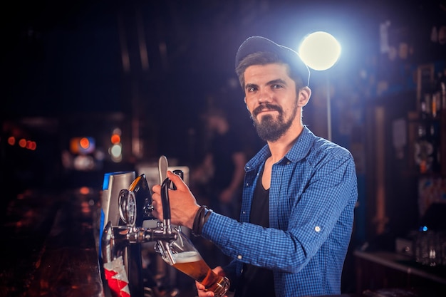 Barman faz um coquetel na cervejaria