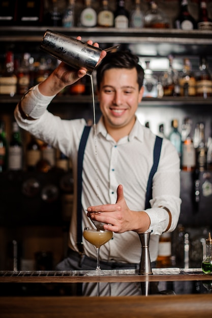 Barman fazendo coctail com sorriso