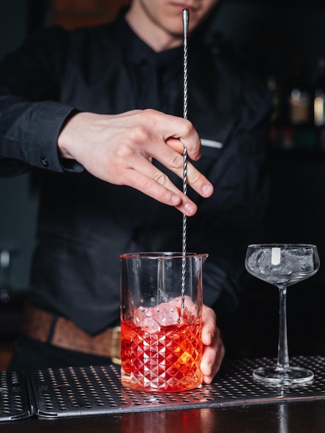 barman fazendo coquetel no bar