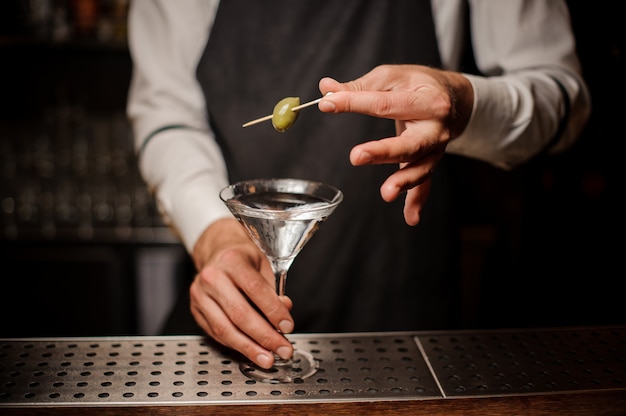 Barman fazendo um cocktail fresco no bar