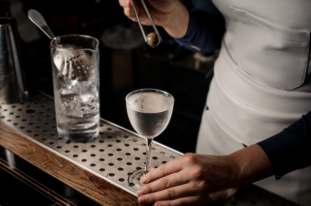 Barman fazendo um cocktail fresco no bar