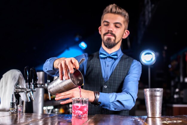 Barman formula un cóctel en la cervecería