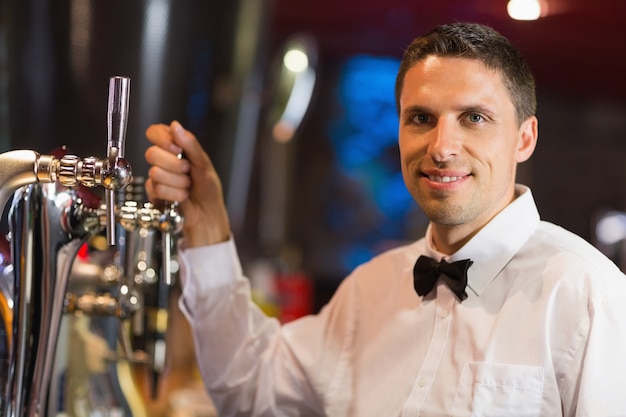 Barman guapo sonriendo a la cámara