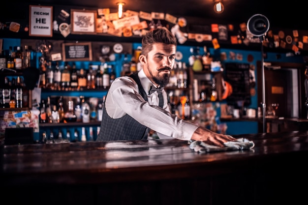 Foto barman inventa um coquetel na taverna