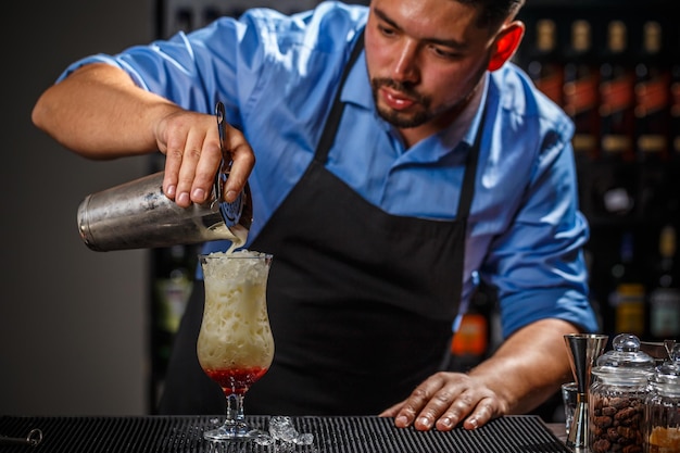 Barman masculino está fazendo coquetel