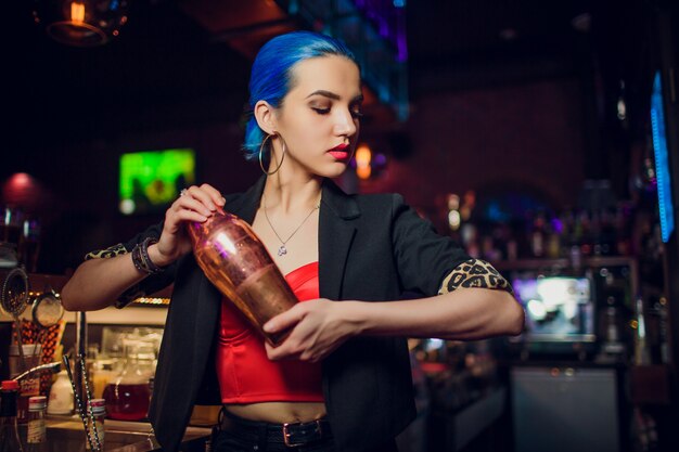 Barman menina faz um cocktail