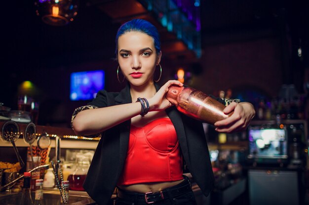 Barman menina faz um cocktail