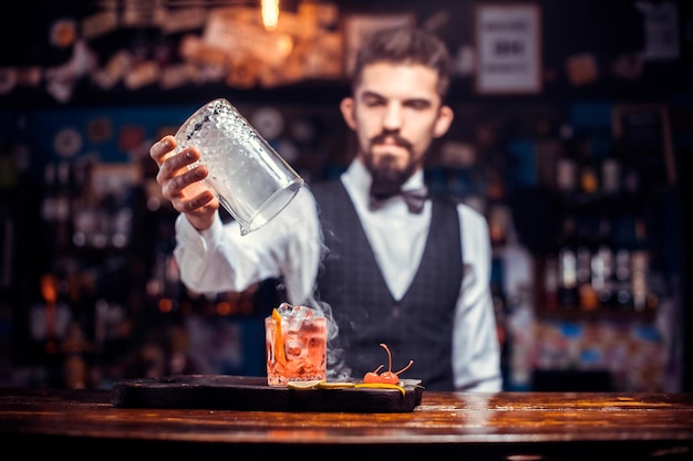 Barman mistura um coquetel na cervejaria