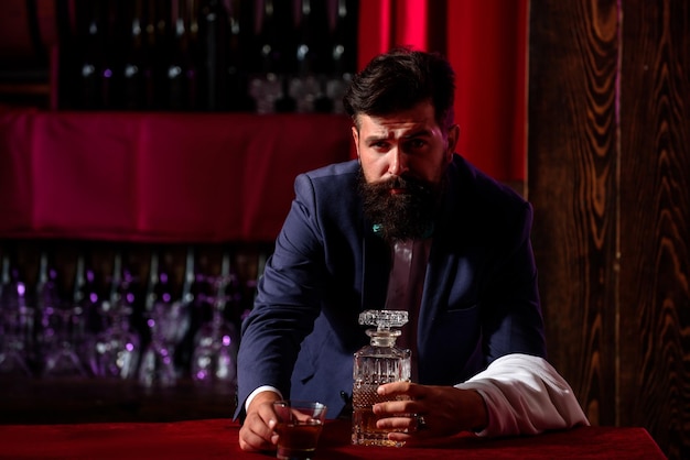 Barman no interior do bar fazendo bebida alcoólica bartender profissional