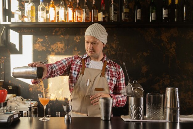 Barman no trabalho preparando o conceito de coquetéis sobre serviço e bebidas