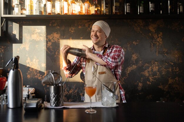 Barman no trabalho preparando o conceito de coquetéis sobre serviço e bebidas