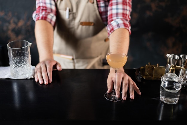 Barman no trabalho preparando o conceito de coquetéis sobre serviço e bebidas