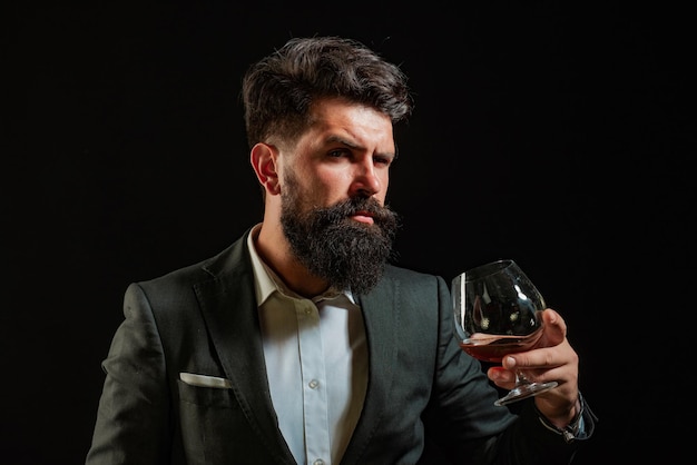 Barman o barman sirve coñac retro vintage hombre con coñac o whisky escocés sommelier hombre confiado en nosotros