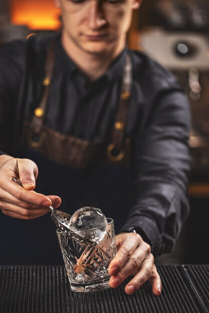 Barman poniendo bola de hielo