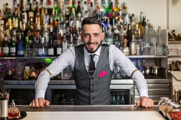 Barman positivo em pé no balcão