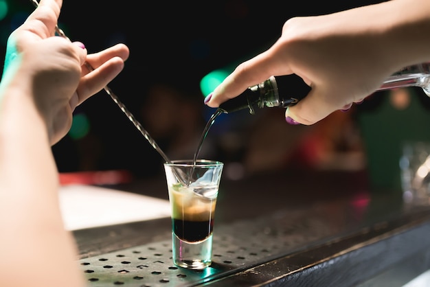 El barman prepara bebidas para los invitados.