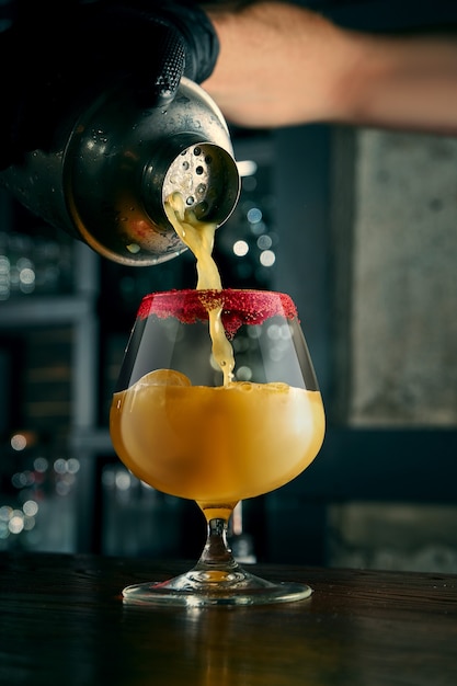 El barman prepara un cóctel alcohólico