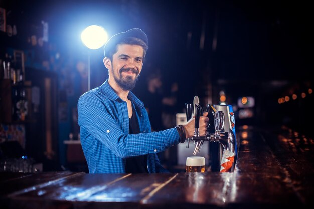 Barman prepara un cóctel en la cervecería